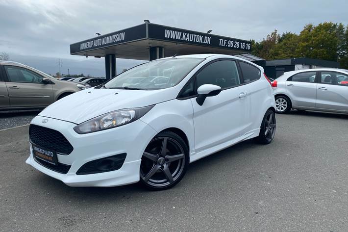Hvid Ford Fiesta fra 2016 set udefra