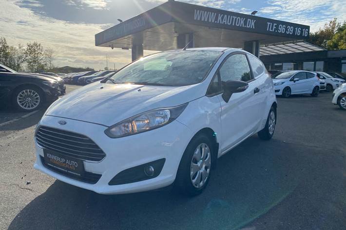 Hvid Ford Fiesta fra 2016 set udefra