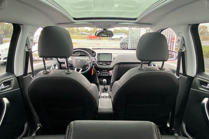 Grå Peugeot 2008 fra 2018