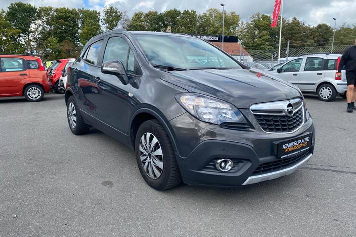 Grå Opel Mokka fra 2015 set udefra