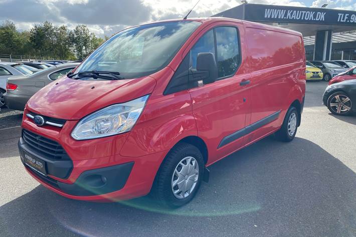Rød Ford Transit Custom fra 2015 set udefra