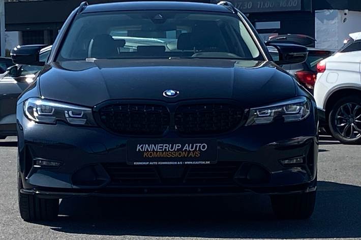 Sort BMW 330e fra 2021