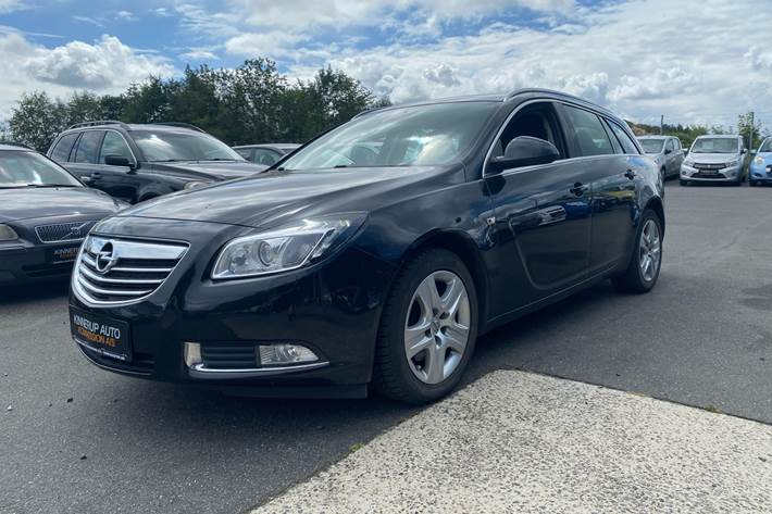 Sort Opel Insignia fra 2010 set udefra