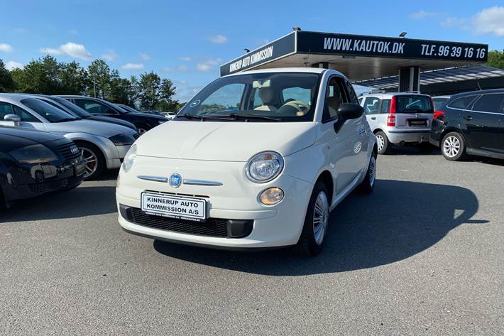 Hvid Fiat 500 fra 2012 set udefra