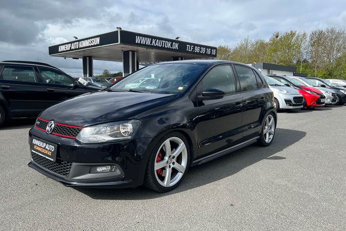 Sort VW Polo fra 2014 set udefra
