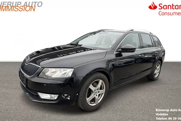 Sort Skoda Octavia fra 2015 set udefra