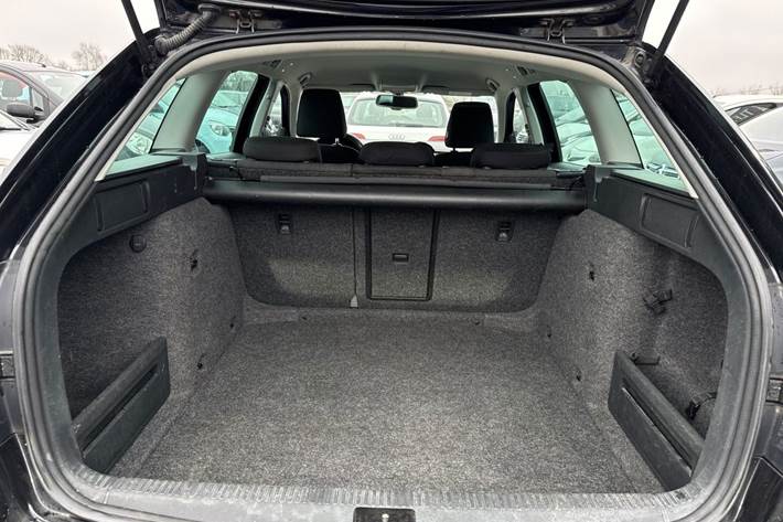 Sort Skoda Octavia fra 2015