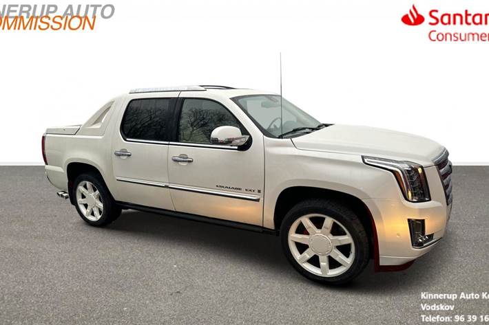 Hvid Cadillac Escalade fra 2008 set udefra