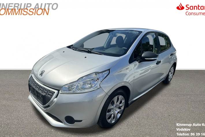Sølv Peugeot 208 fra 2013 set udefra