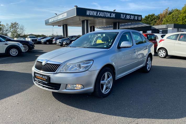 Sølv Skoda Octavia fra 2009 set udefra