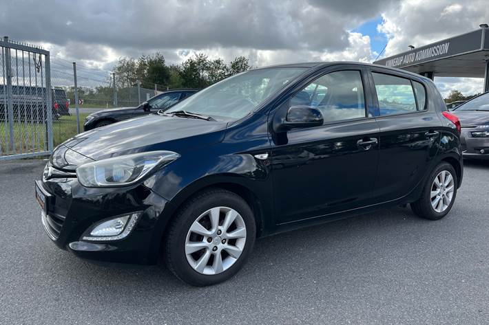 Sort Hyundai i20 fra 2014 set udefra