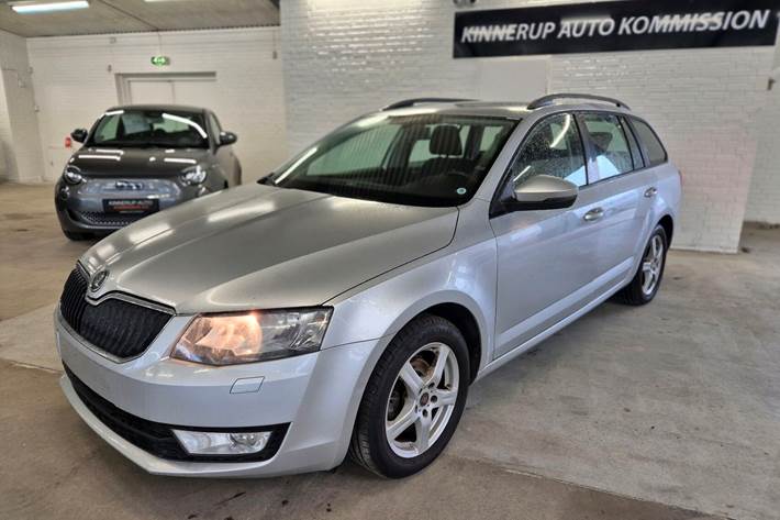 Sølv Skoda Octavia fra 2014 set udefra