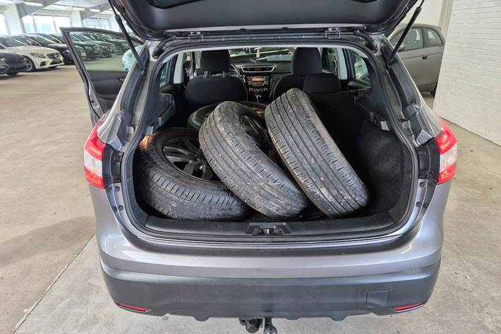 Grå Nissan Qashqai fra 2014