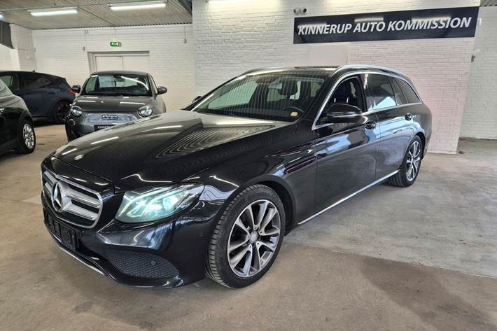 Sort Mercedes E220 d fra 2017 set udefra