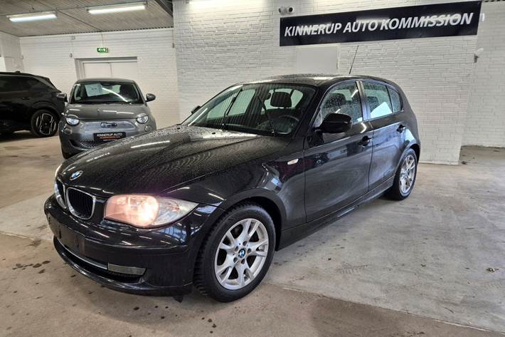 Sort BMW 116d fra 2010 set udefra