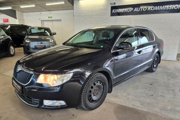 Sort Skoda Superb fra 2010 set udefra