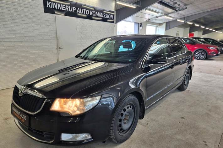 Sort Skoda Superb fra 2010