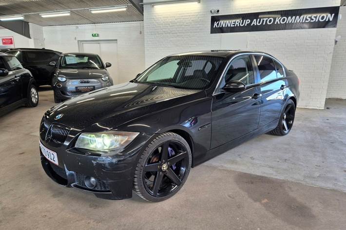 Sort BMW 335Xi fra 2008 set udefra
