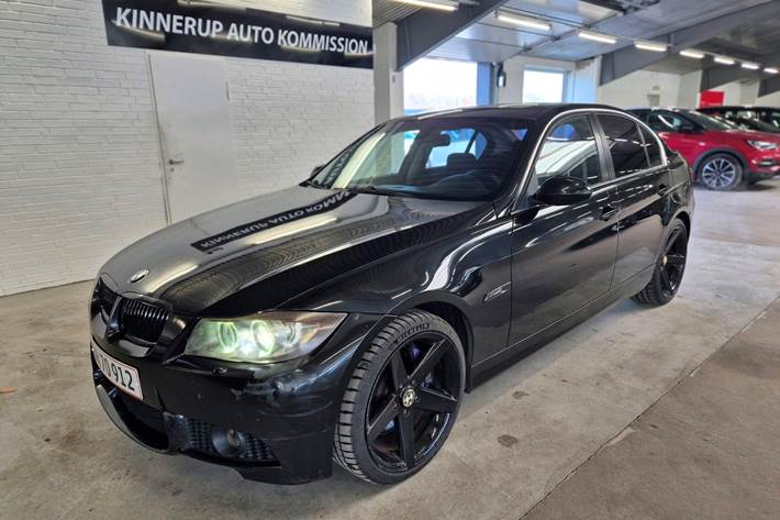 Sort BMW 335Xi fra 2008 set udefra