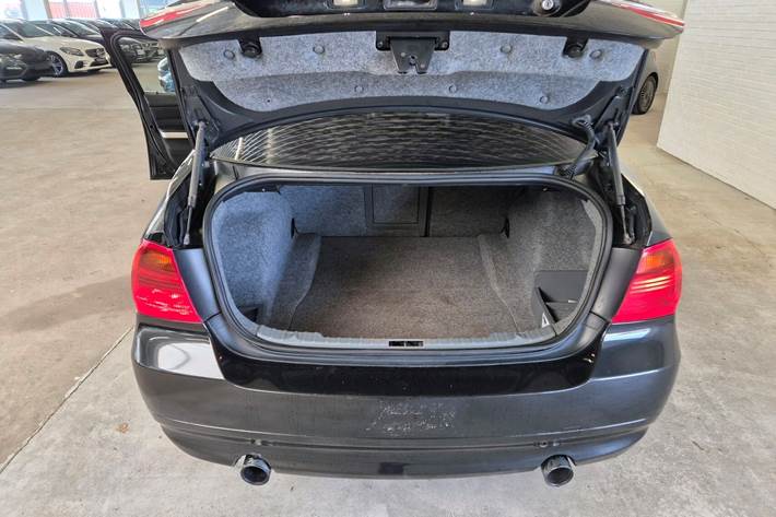 Sort BMW 335Xi fra 2008 set udefra