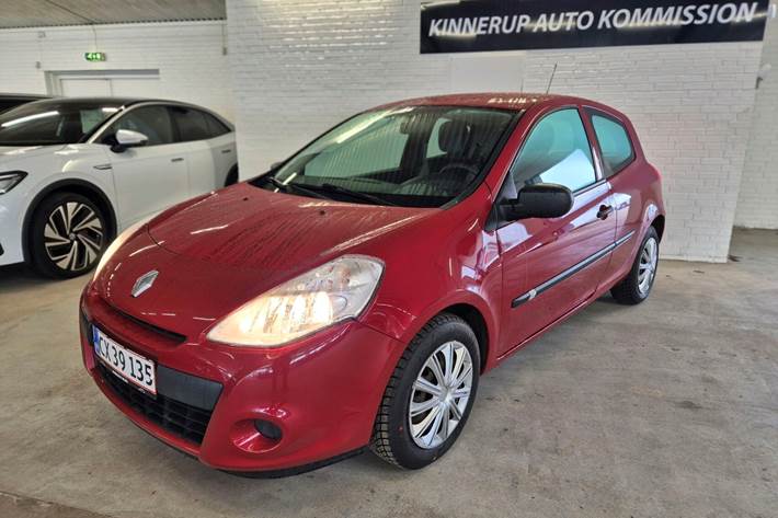 Rød Renault Clio fra 2010 set udefra