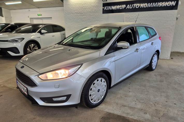Sølv Ford Focus fra 2015 set udefra