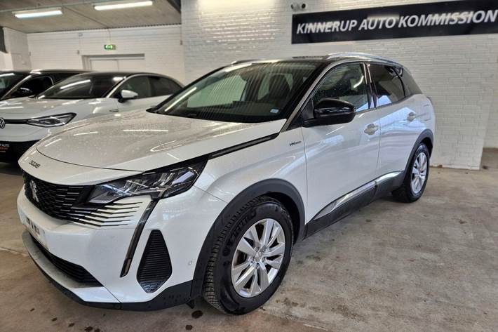 Hvid Peugeot 3008 fra 2021 set udefra