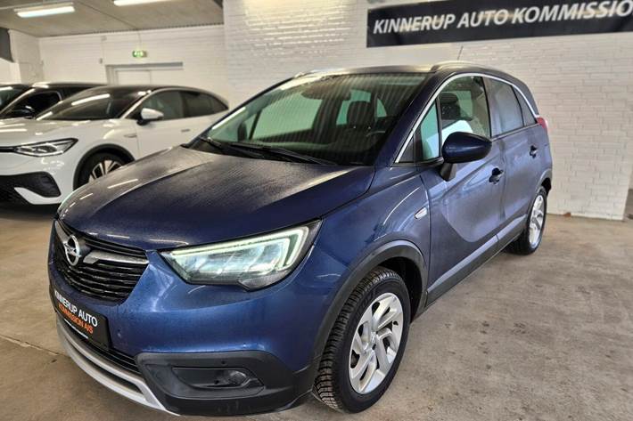 Blå Opel Crossland X fra 2020 set udefra