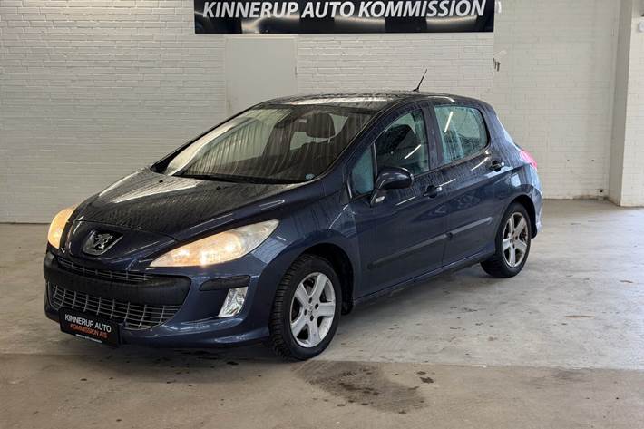Blå Peugeot 308 fra 2007 set udefra