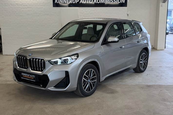 Sølv BMW iX1 fra 2023 set udefra