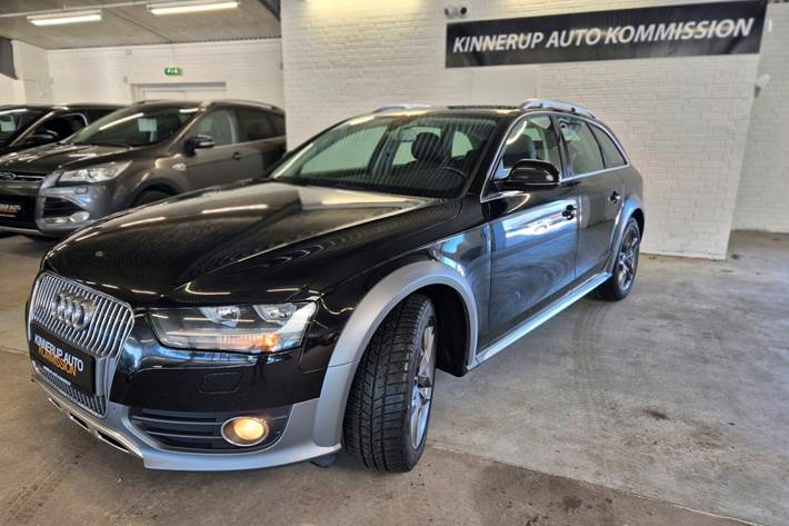 Sort Audi A4 Allroad fra 2015 set udefra