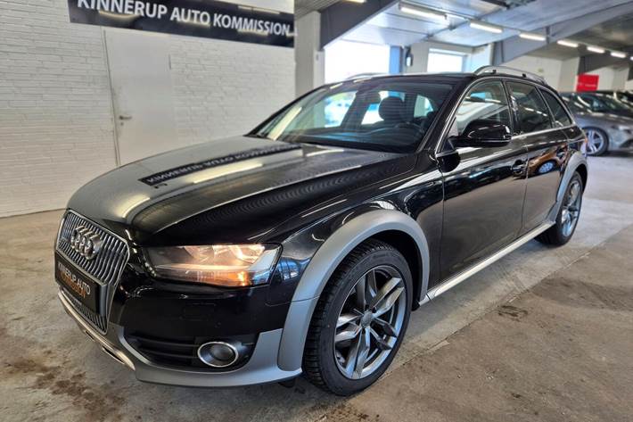 Sort Audi A4 Allroad fra 2015 set udefra