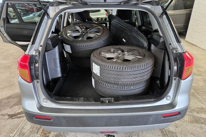 Sort Suzuki Vitara fra 2015