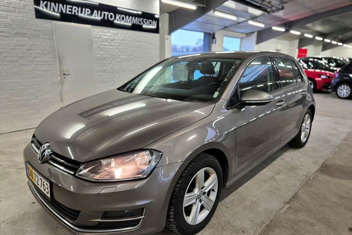 Grå VW Golf fra 2015