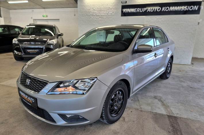 Grå Seat Toledo fra 2015 set udefra