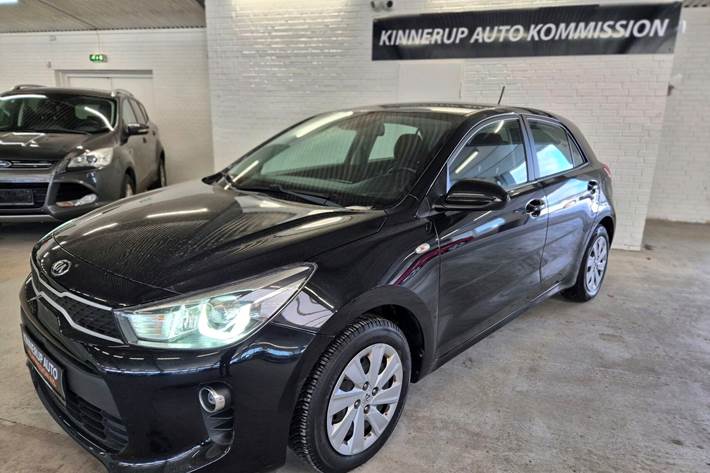 Sort Kia Rio fra 2017 set udefra