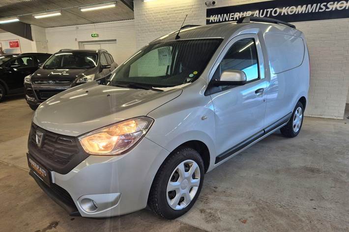 Sølv Dacia Dokker fra 2017 set udefra