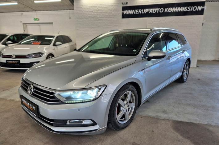 Sølv VW Passat fra 2015 set udefra