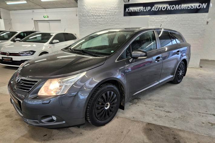 Grå Toyota Avensis fra 2012 set udefra