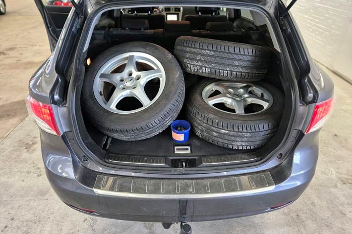 Grå Toyota Avensis fra 2012