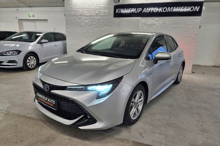 Sølv Toyota Corolla fra 2019 set udefra