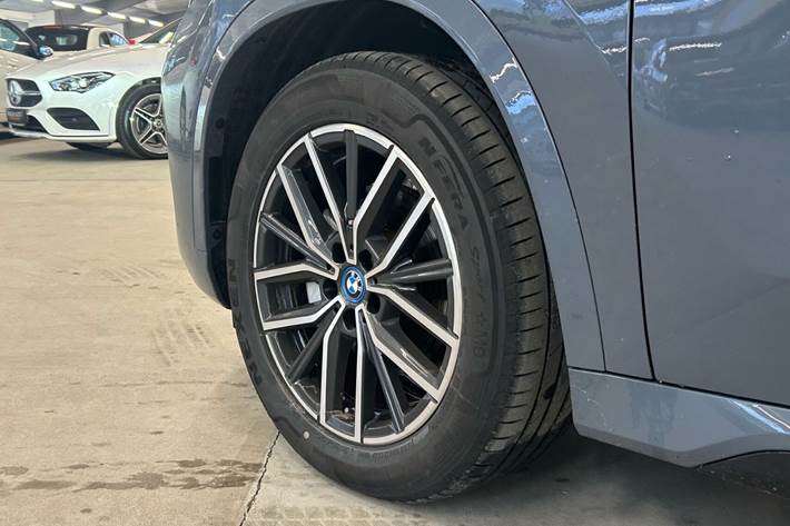 Blå BMW iX1 fra 2024