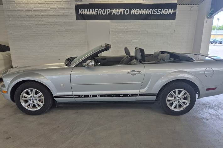 Sølv Ford Mustang fra 2006