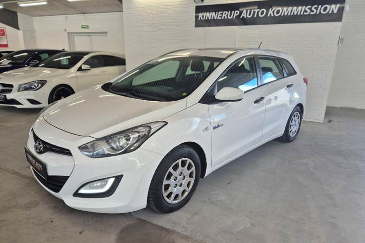 Hvid Hyundai i30 fra 2014 set udefra