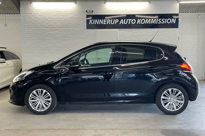 Sort Peugeot 208 fra 2020