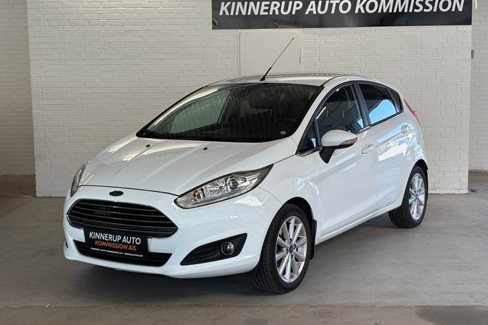 Hvid Ford Fiesta fra 2016 set udefra