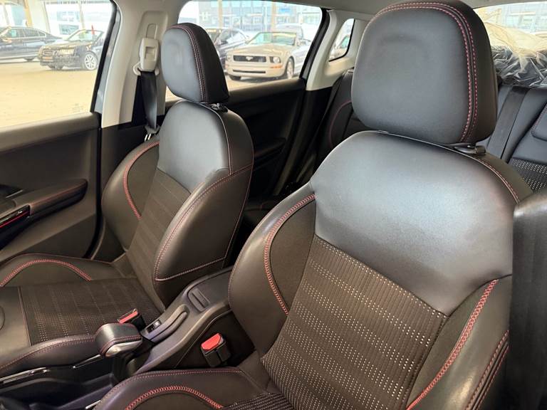 Peugeot 2008 1,6 BlueHDi GT Line Sky 120HK 6g