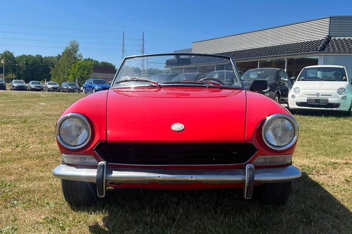 Rød Fiat 124 fra 1968 set udefra