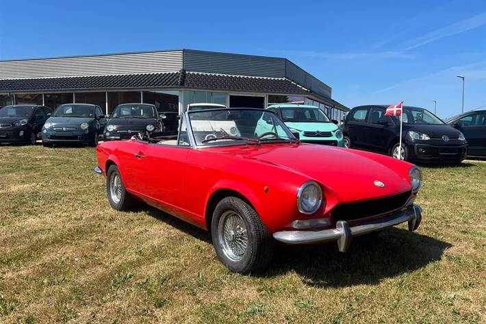 Rød Fiat 124 fra 1968