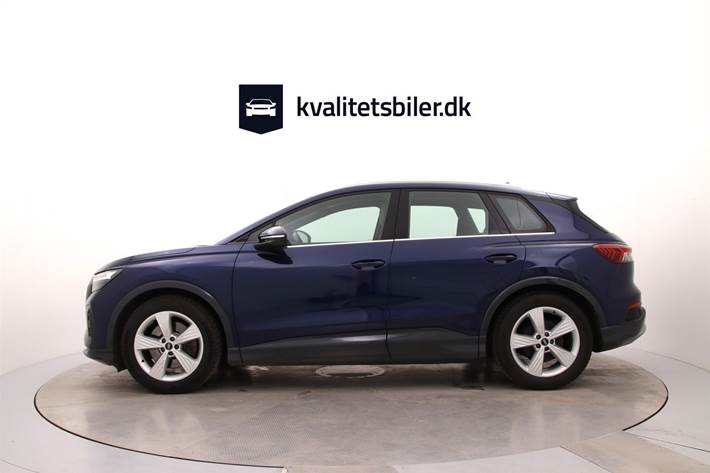 Blå Audi Q4 fra 2022
